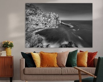 Manarola in den Cinque Terre in Italien in schwarzweiss. von Manfred Voss, Schwarz-weiss Fotografie
