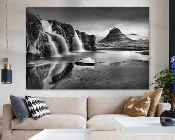 Paysage islandais avec le mont Kirkjufell en noir et blanc sur Manfred Voss, Schwarz-weiss Fotografie