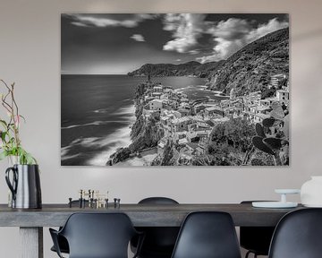 Vernazza in den Cinque Terre in Italien in schwarzweiss. von Manfred Voss, Schwarz-weiss Fotografie