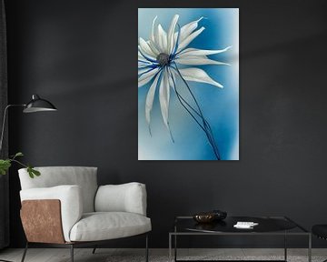 Blau XIX - weiße Blume von Lily van Riemsdijk - Art Prints with Color