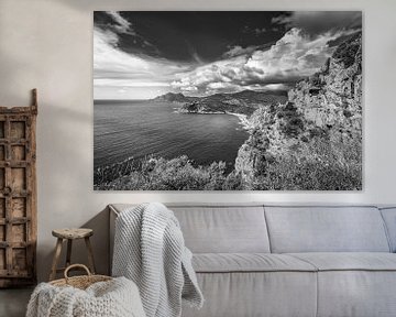 Kust van het eiland Corsica in de Middellandse Zee. Zwart-wit beeld. van Manfred Voss, Schwarz-weiss Fotografie