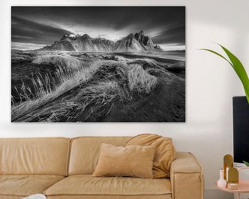 Landschaft am Lava Strand auf Island in schwarzweiss. von Manfred Voss, Schwarz-weiss Fotografie