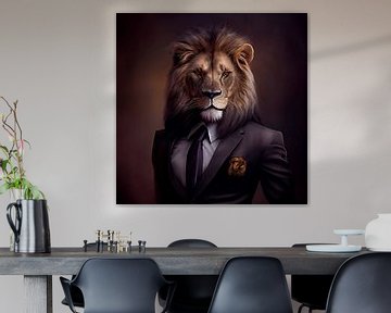 Stattliches Porträt eines Löwen in einem schicken Anzug von Maarten Knops