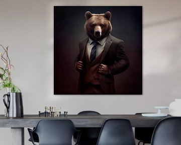 Stattliches Porträt eines Bären in einem schicken Anzug von Maarten Knops
