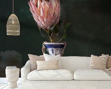 Stilleben 'Protea-Blüte mit Perlen und Delfter Blau von Willy Sengers