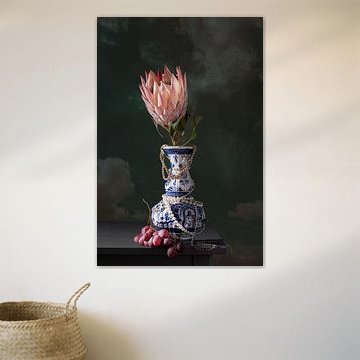 Nature morte 'Fleur de protée avec perles et bleu de Delft