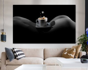 Koffiekopje erotisch op lichaam van Alex Neumayer