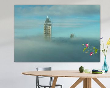 Zalmhaventoren in de mist van Ilya Korzelius