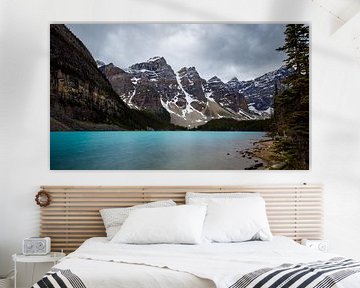 Le lac Moraine dans les Montagnes Rocheuses au Canada sur Roland Brack