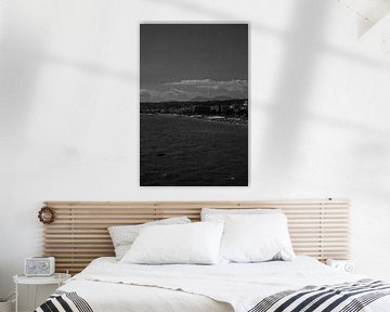 Een uitzicht op het strand in zwart-wit | Nice | Frankrijk Reisfotografie van Dohi Media