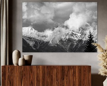 Een schoonheid van besneeuwde bergen en wolken van Jacqueline Heijt