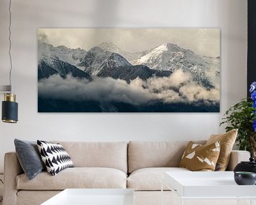 Prachtige berglandschap met laag hangende wolken uit Canada van Jacqueline Heijt