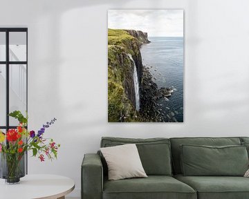 Paysage de Kilt Rock et de Mealt Falls sur l'île de Skye | Photographie de nature en Écosse sur Henrike Schenk