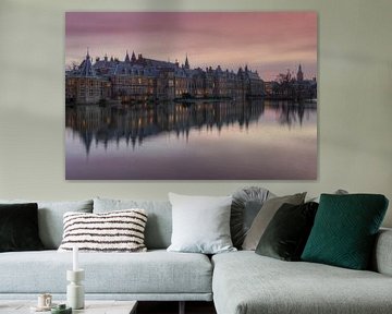 Binnenhof Den Haag weerspiegeld in de Hofvijver na zonsondergang