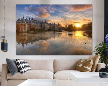 Binnenhof in Den Haag weerspiegeld in de Hofvijver tijdens zonsondergang van Rob Kints
