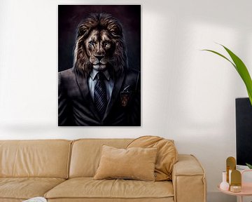 Statig staand portret van een Leeuw in een pak van Maarten Knops