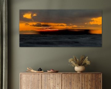 Schip doorkruist zonsondergang, Zoutelande, afbeelding zee van Ad Huijben