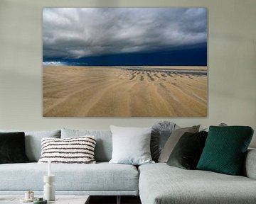 Zonsopgang op het strand van Texel met een naderende onweerswolk van Sjoerd van der Wal