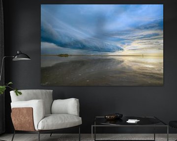 Zonsopgang op het strand van Texel met een naderende stormwolk van Sjoerd van der Wal