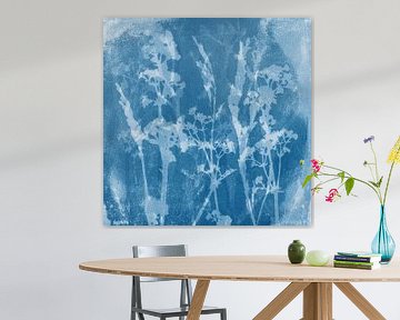 Blaue Blumen. Wiese träumt. Botanische Illustration im Retro-Stil in Weiß und Blau von Dina Dankers