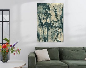 Abstract Retro Botanisch. Grassen, bloemen en bladeren in blauw grijs en wit  (gezien bij vtwonen) van Dina Dankers
