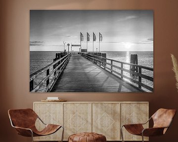 Le matin sur le vieux pont maritime de Scharbeutz. En noir et blanc. sur Manfred Voss, Schwarz-weiss Fotografie