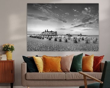 Strand von Sellin auf Rügen mit Seebrücke in schwarzweiss. von Manfred Voss, Schwarz-weiss Fotografie