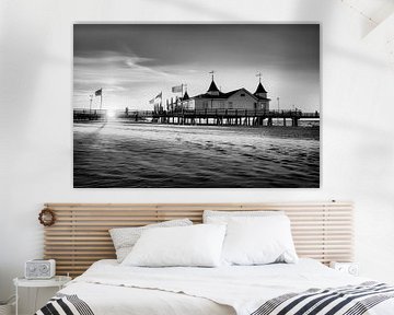 Am Strand von Ahlbeck auf der Insel Usedom. Schwarzweiss Bild. von Manfred Voss, Schwarz-weiss Fotografie