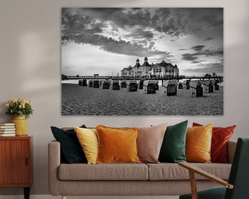 Plage et pont maritime de Selling sur l'île de Rügen . Image en noir et blanc. sur Manfred Voss, Schwarz-weiss Fotografie