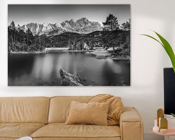 Eibsee in Beieren bij Garmisch Partenkirchen in zwart-wit. van Manfred Voss, Schwarz-weiss Fotografie