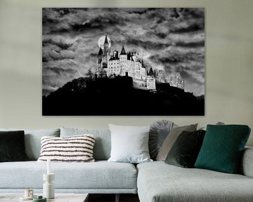 Burg Hohenzollern  mit aufgehendem Mond in schwarzweiss. von Manfred Voss, Schwarz-weiss Fotografie