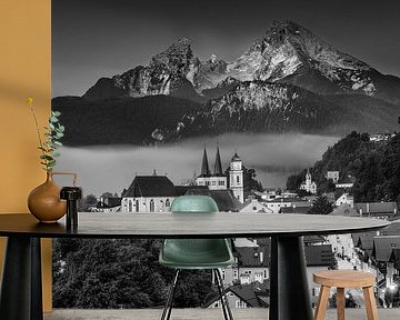 Berchtesgaden in Bayern mit Watzmann. Schwarzweiss Bild.