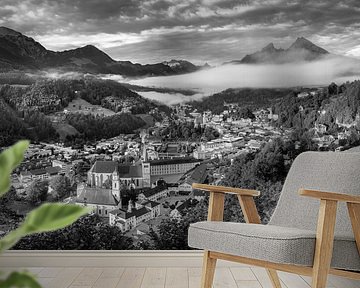 Berchtesgaden in Bayern mit Watzmann. Schwarzweiss Bild.