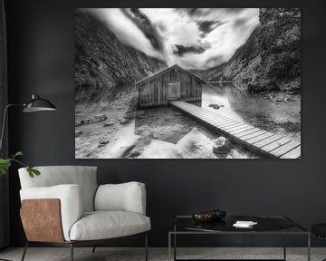 Hangar à bateaux au lac Königssee en Bavière. Image en noir et blanc. sur Manfred Voss, Schwarz-weiss Fotografie