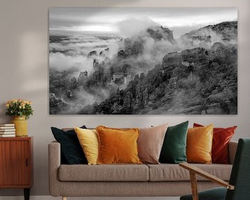 Meteora Kloosters - bewolkte ochtend met nevel - zwartwit van Teun Ruijters