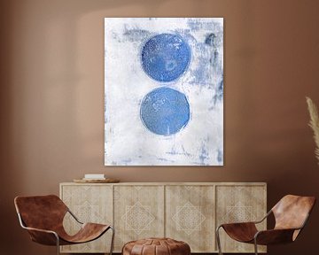 Blue Moons. Abstract geometrisch schilderij in wit, blauw, grijs en roest. van Dina Dankers