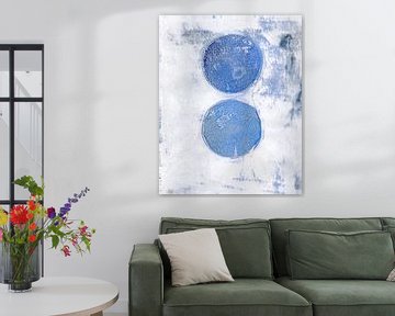 Blue Moons. Abstract geometrisch schilderij in wit, blauw, grijs en roest. van Dina Dankers