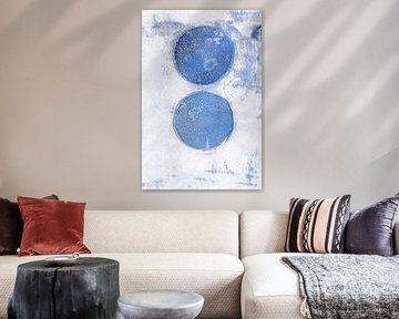 Blue Moons. Abstract geometrisch schilderij in wit, blauw, pastelgrijs en roest. van Dina Dankers