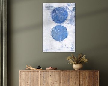 Blue Moons. Abstract geometrisch schilderij in wit, blauw, pastelgrijs en roest. van Dina Dankers