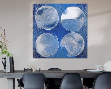 Blauwe cirkels. Moderne abstracte kunst in blauw, wit, roestbruin. van Dina Dankers