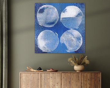 Blauwe cirkels. Moderne abstracte kunst in blauw, wit, roestbruin. van Dina Dankers