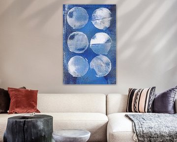Moderne abstracte minimalistische kunst in blauw, wit, roestbruin.