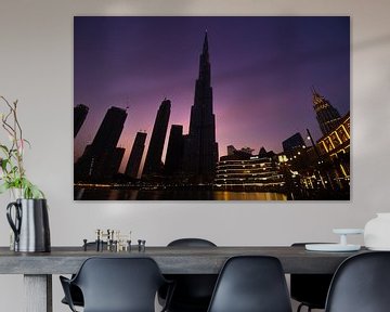 Burj Khalifa, Dubai, tegen een paarse lucht van Anne Ponsen