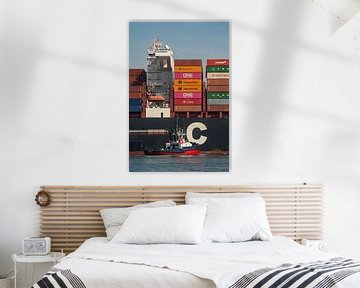 Sleepboot langszij een containerschip bij de Maasvlakte van scheepskijkerhavenfotografie