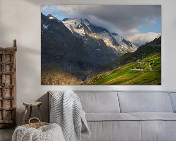 Zonsopkomst boven de bergen van  Hohe Tauern National Park in Oostenrijk van Marcel van Kammen