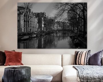 Zwartwit foto van de Oudezijds Voorburgwal in Amsterdam van Phillipson Photography