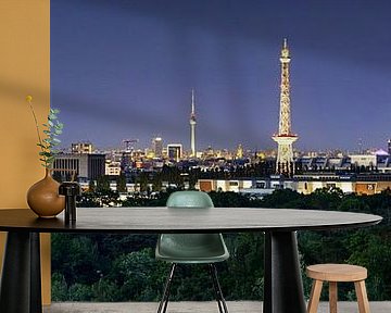 Panorama van de skyline van Berlijn tijdens het blauwe uur