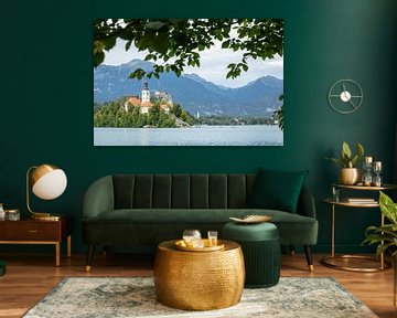 Blick auf die berühmte Kirche am Bleder See in Slowenien von Eric van Nieuwland