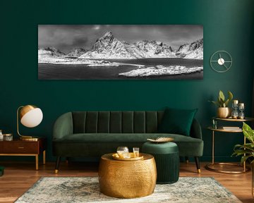 Norwegen Landschaft mit Fjord in schwarzweiss. von Manfred Voss, Schwarz-weiss Fotografie