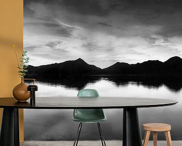 Panorama Sonnenuntergang am Walchensee in schwarzweiss.